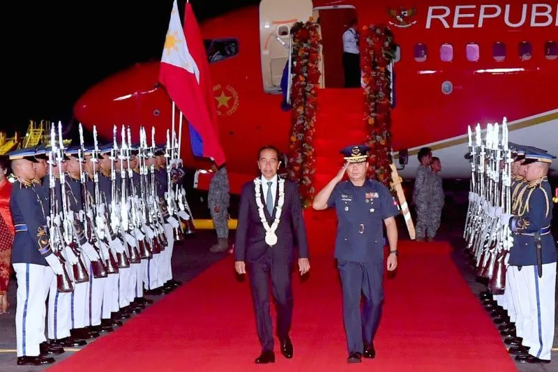 Presiden Jokowi Tiba di Pangkalan Udara Colonel Jesus Villamor, Manila, Filipina Guna Bertemu Presiden Ferdinand Romualdez Marcos Jr di Malacanang Palace