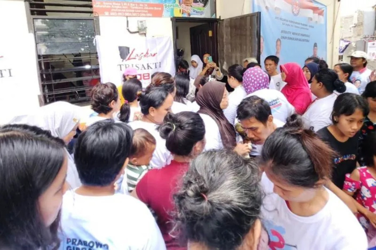 Sabtu Tisu Ceria Relawan Laskar Trisakti 08 Bagikan Susu dan Biskuit ke Warga Tambora serta Pejagalan Jakarta Barat